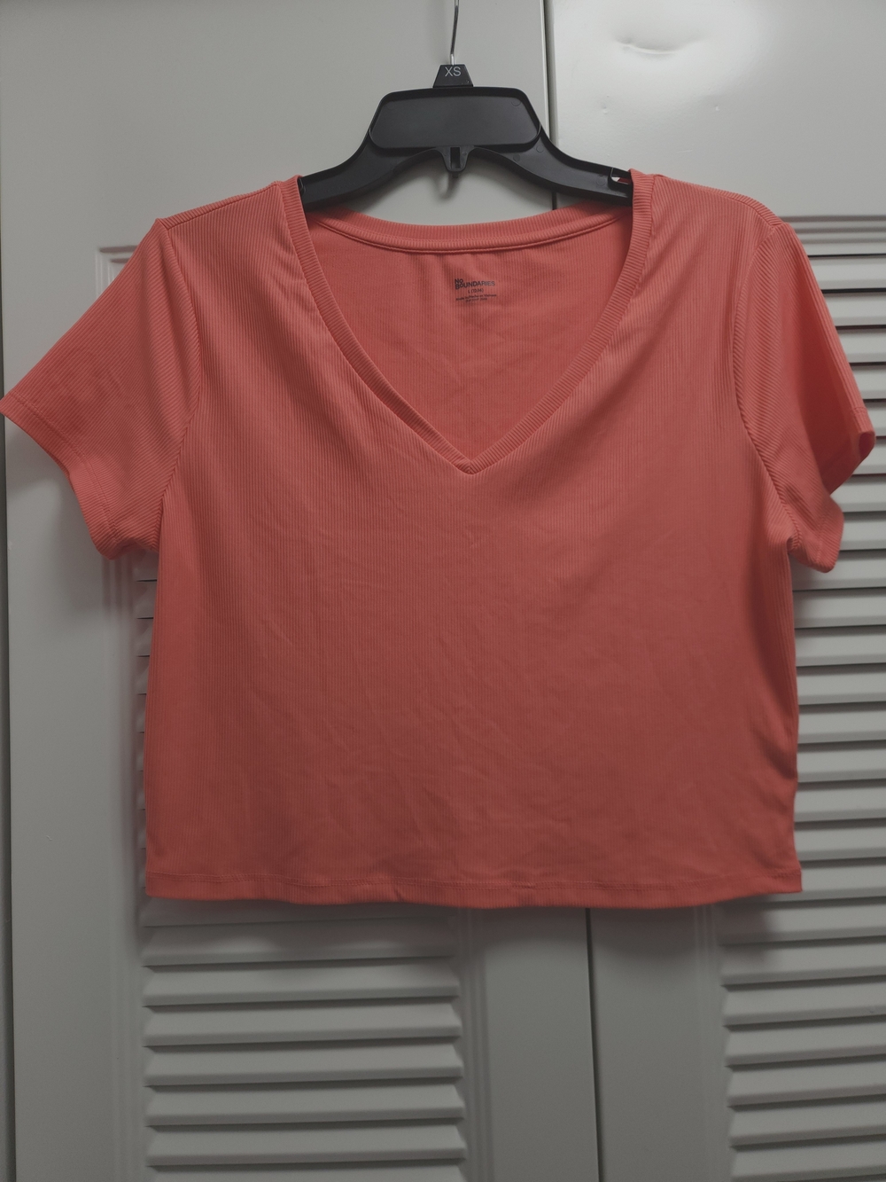 No Boundaries Women's Ribbed V-Neck Crop Top Size Large Coral Short Sleeve